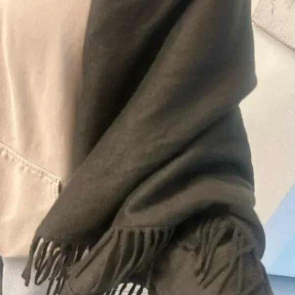 Stunning Loro Piana cashmere wrap⭐️ - Picture 4 of 10